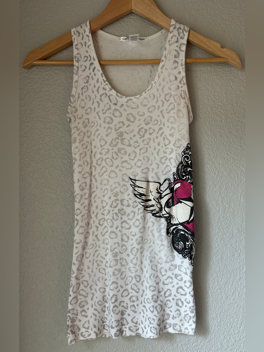 Zenana Outfitters White Leopard-Print Tank with Pink Wing Graphic - Size S - Picture 1 of 7
